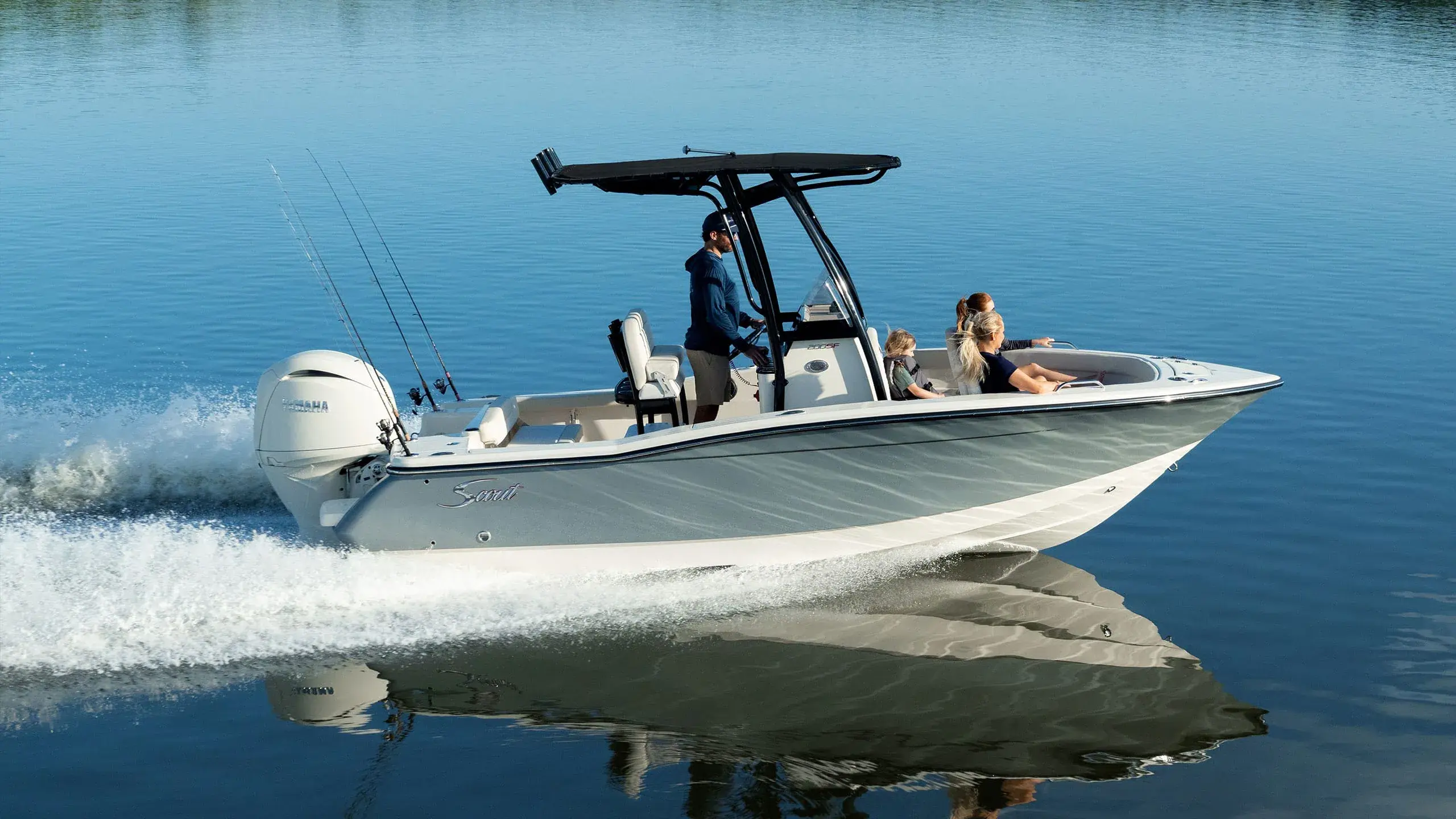 Scout 200 Sportfish underway