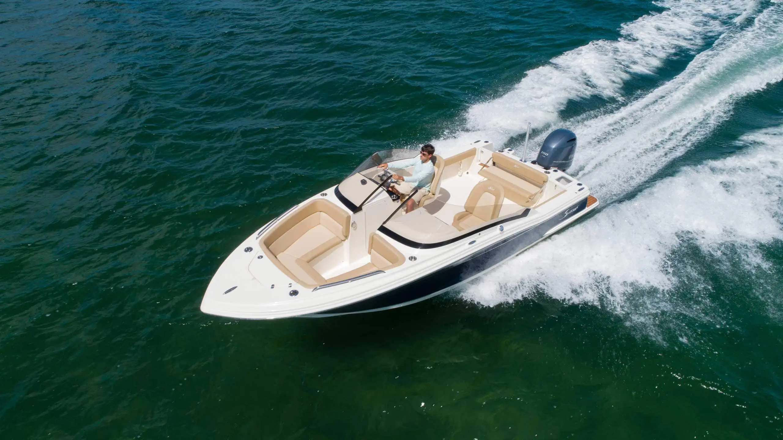 Scout 215 Dorado underway