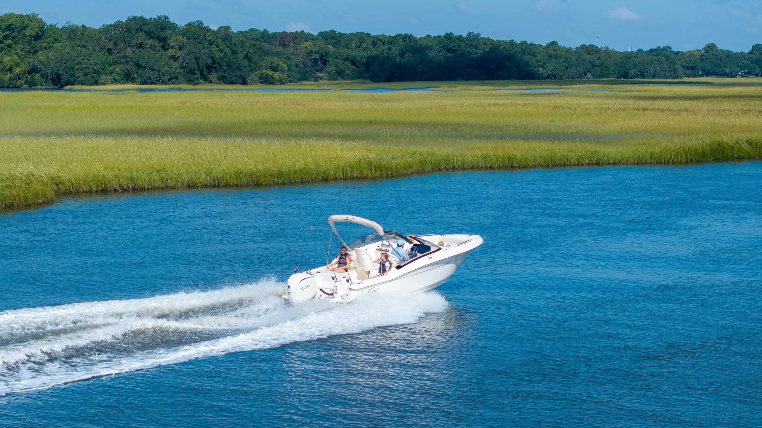 Scout 220 Dorado underway
