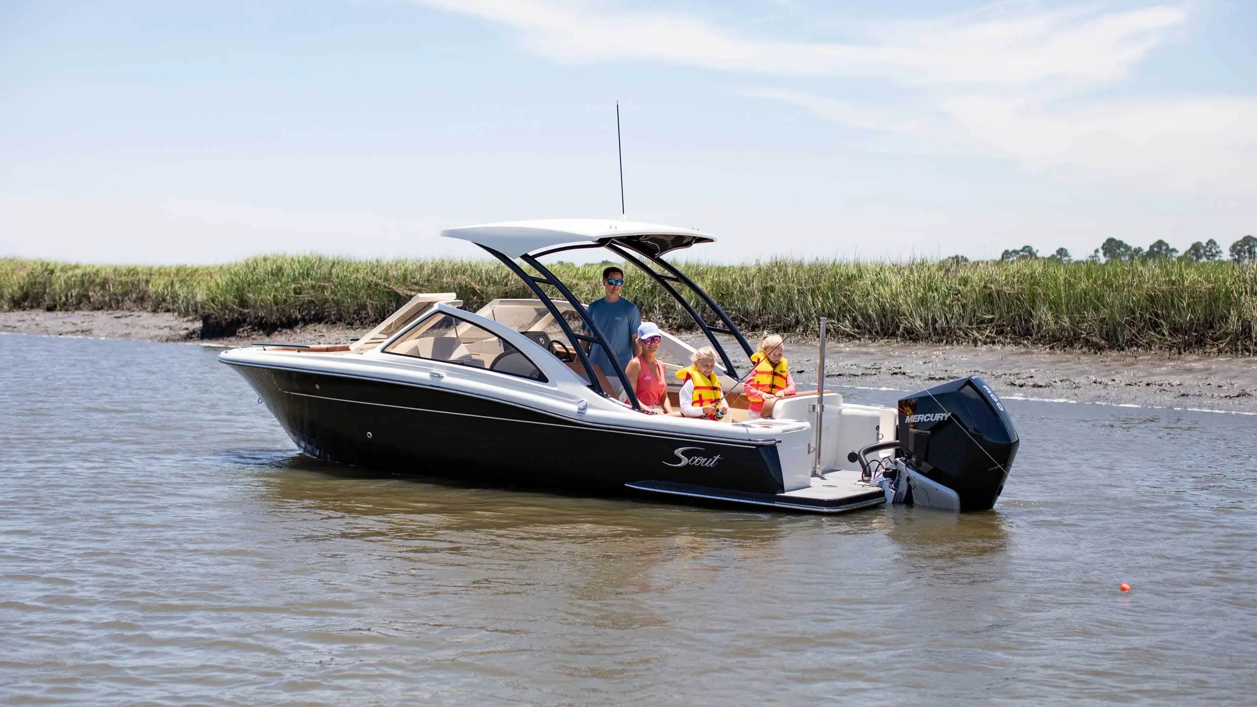 Scout 240 Dorado underway
